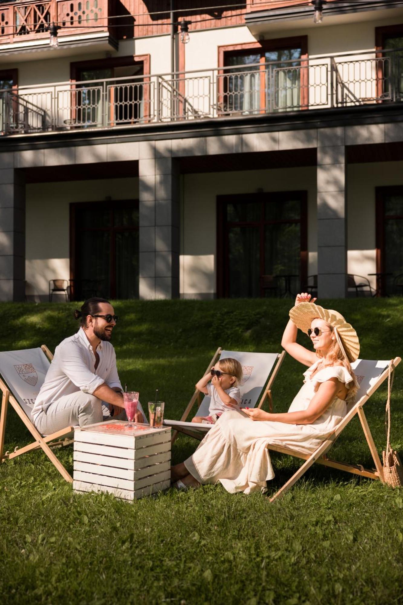 Szczawnica Park Resort & Spa Exterior foto Family at the hotel